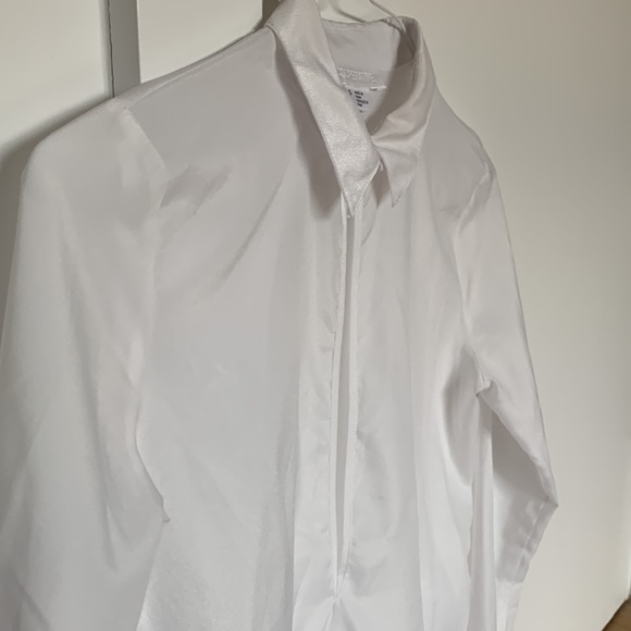 🦄 *3 /$10* Cooperative white collar top with center cut - Picture 7 of 9